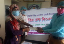 কয়রায় সাসের উদ্যোগে মেধাবী শিক্ষার্থীদের মাঝে চেক বিতরণ