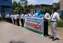 নিয়মিত আদালত পরিচালনার দাবীতে ঝিনাইদহে আদালত চত্বরে আইনজীবীদের মানব বন্ধন