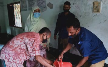 লোহাগড়ার দিঘলিয়া ইউনিয়নে দরিদ্রদের মধ্যে চাল বিতরণ