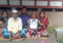 শহীদ মামুনের কবরে পুষ্পার্ঘ নিবেদন, আলোচনা সভা অনুষ্ঠিত ২১ আগষ্ট গ্রেনেড হামলায় নিহত দশমিনার মামুনের পরিবার এখনও কাঁদছে