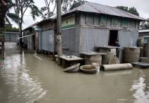 স¦াভাবিক জোয়ারেই ভাসছে উপকূলের জনপদ দশমিনা অতিবর্ষন ও জোয়ারের পানিতে চরাঞ্চল প্লাবিত, শতাধিক পরিবার পানিবন্দি