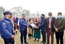 দুস্থ মানুষের উষ্ণতা দিতে কম্বল বিতরণ করলেন যশোরের পুলিশ সুপার আশরাফ হোসেন