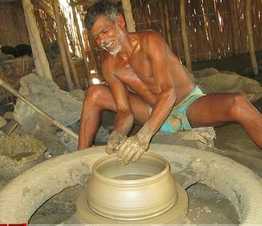 নড়াইলে শত বছরের ঐতিহ্য ধরে রেখেছে কুমারডাঙ্গার মৃৎ শিল্প!!