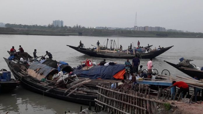 জীবিকার তাগিদে উপকূলের জেলেরা আবারও সাগরে ছুটছে
