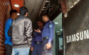 যশোরে মোবাইল শো-রুমে সন্ত্রাসীদের তালা, পুলিশের ভূমিকা রহস্যজনক