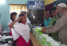 মোংলার দুটি স্কুলে দুর্নীতি প্রতিরোধ কমিটির কলমদানি বিতরণ