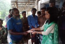 দামুড়হুদায় বজ্রপাতে ৪ গরুর মৃত্যু ও আহত শিশুর পরিবারের উপজেলা প্রশাসনের পক্ষে আর্থিক সহায়তা প্রদান