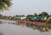 ডুমুরিয়ায় ভদ্রা নদীতে ঐতিহ্যবাহী নৌকা বাইচ প্রতিযোগীতা অনুষ্ঠিত