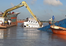 মোংলায় ডুবে যাওয়া কার্গো জাহাজ থেকে কয়লা অপসারণ শুরু