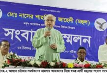 নৌকার সমর্থকদের হামলায় আহতদের নিয়ে স্বতন্ত্র প্রার্থী মহুলের সংবাদ সম্মেলন