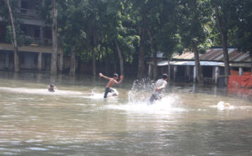নওয়াপাড়ায় জলাবদ্ধতার সমাধান না হওয়ায় বন্ধ হয়ে গেছে মাধ্যমিক বিদ্যালয়ের পাঠদান