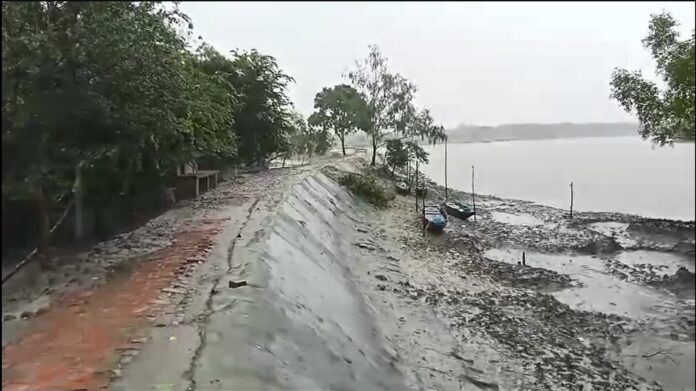 Satkhira Pic Cyclone Dana-01