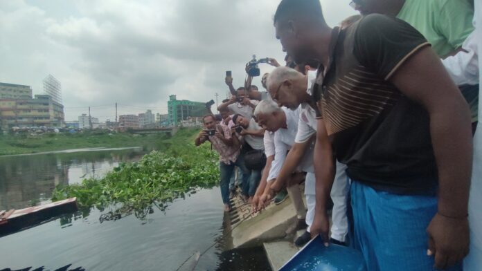 যশোরে মাছের রেনু পুনা উপমুক্ত ছবি