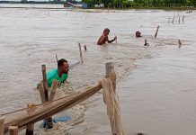 নদীর বাঁধ ভেঙে মোংলায় প্রায় ৭০০শ একর মৎস্য ঘের প্লাবিত, উপজেলা প্রশাসনের ক্ষতিগ্রস্থ এলাকা পরিদর্শন