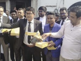 প্রিয় নেতার সাফল্যে উল্লসিত যশোর, সাধারণ মানুষকে মিষ্টিমুখ করালেন তরুণ আইনজীবীরা