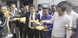 প্রিয় নেতার সাফল্যে উল্লসিত যশোর, সাধারণ মানুষকে মিষ্টিমুখ করালেন তরুণ আইনজীবীরা