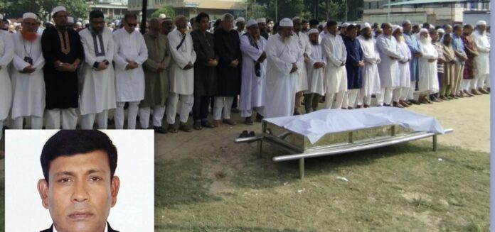 ব্যবসায়ী খোকনের নামাজের জানাজা ইনসেটে খোকনের ছবি